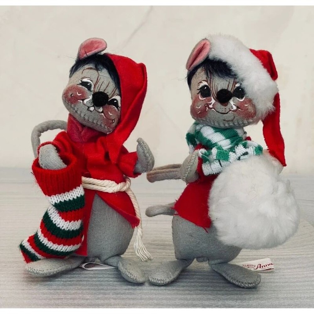 Vintage 2 Annalee Dolls Grey Christmas Mouse w/ Snowball & w/ Stocking 6" H 1989